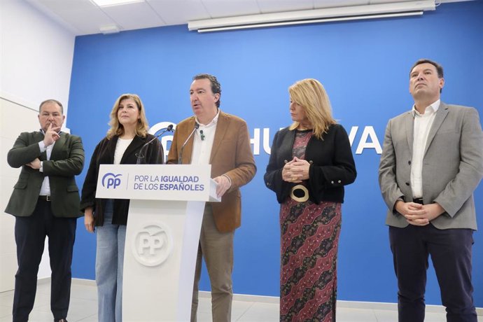 Archivo - El presidente del PP de Huelva, Manuel Andrés González, junto a la secretaria general del PP onubense, Berta Centeno, la alcaldesa de Huelva, Pilar Miranda, el presidente de la Diputación, David Toscano, y el presidente del puerto, Alberto Santa