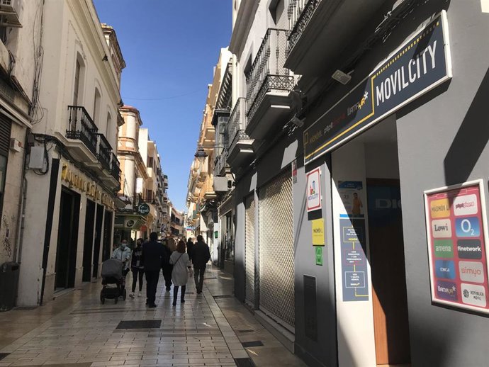 Archivo - Calle comercial de Huelva.