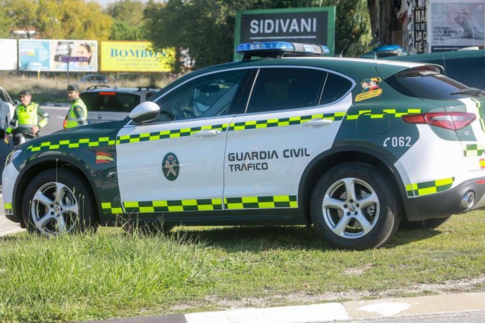 Archivo - Arquivo - Veículo da Guardia Civil de Tráfico durante a campanha especial da DGT de vigilância e controle de vans, no Km 0,1 da M-511, em Madri, em 28 de outubro de 2019.