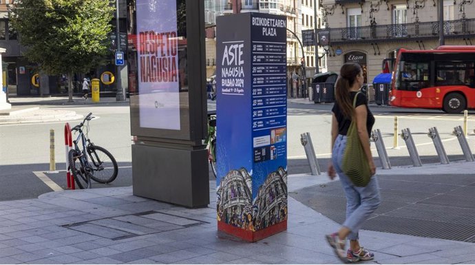 Archivo - Tótem informativo de las fiestas de Bilbao.