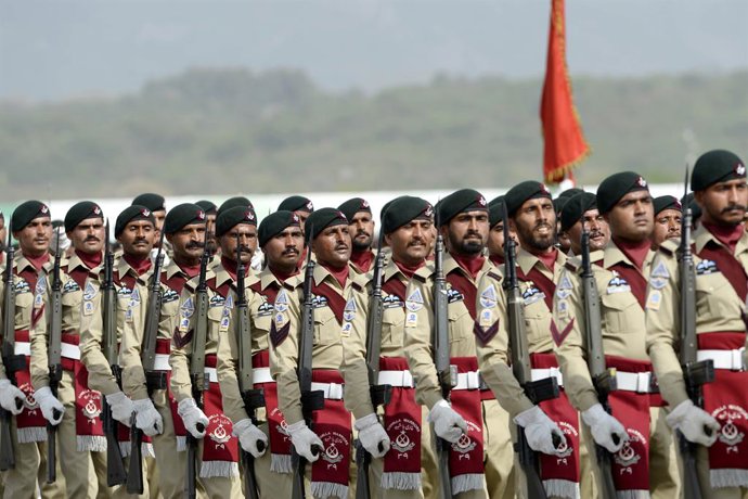 Archivo - ISLAMABAD, March 23, 2022  -- Soldiers march during the Pakistan Day military parade in Islamabad, capital of Pakistan on March 23, 2022. Pakistan Day, also known as the Pakistan Resolution Day or Republic Day, is celebrated annually on March 23