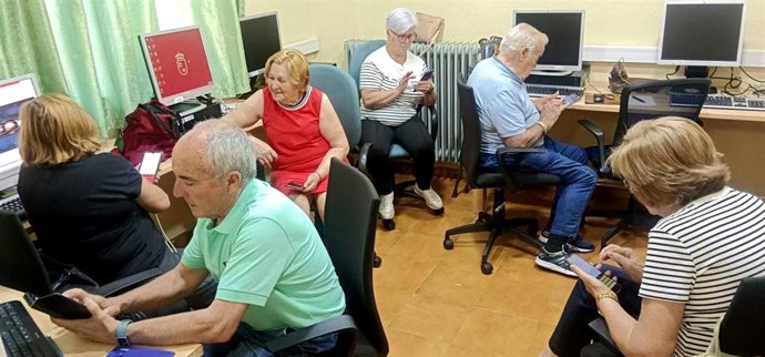 Más de 450 mayores participan en cursos sobre inteligencia artificial, redes sociales o la banca electrónica