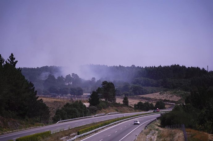 Incêndio na paróquia de Baamonde, em 9 de agosto de 2025, em Baamonde, Begonte, Lugo, Galícia (Espanha). Um incêndio florestal está ativo desde o meio-dia de sábado, 9 de agosto, na paróquia de Baamonde, no município de Begonte (Lugo). P