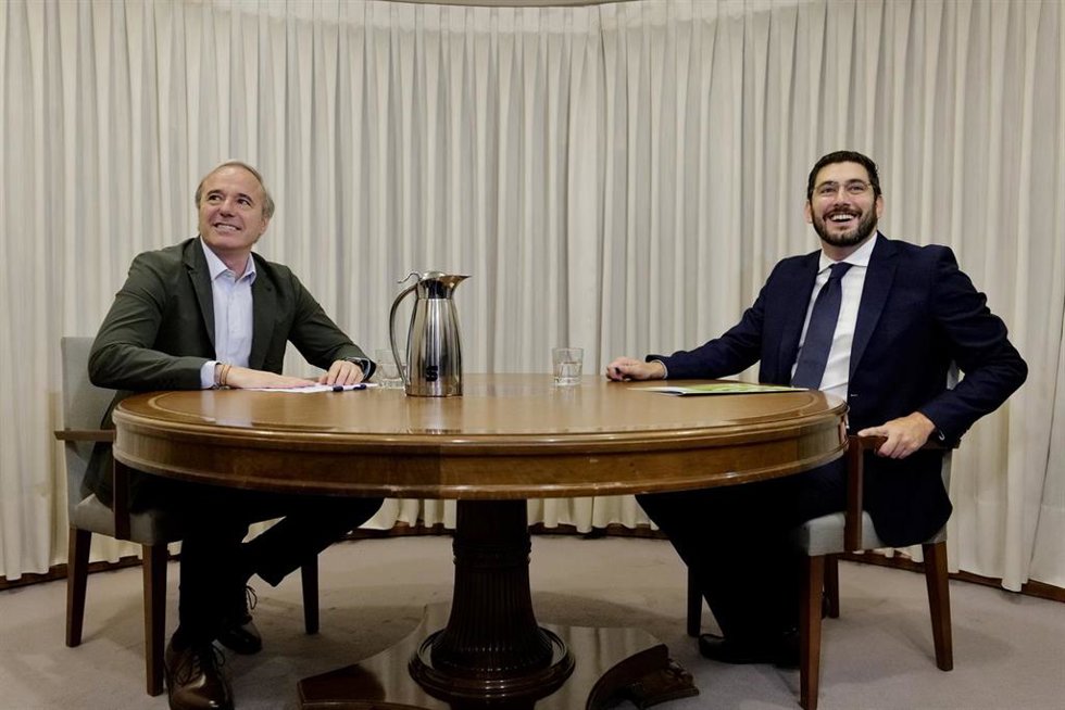 Archivo - Los candidatos del PP y VOX a la Presidencia del Gobierno de Aragón, Jorge Azcón (i) y Alejandro Nolasco (d), respectivamente, mantienen una reunión en la sala del Torreón del Palacio de la Aljafería, a 13 de junio de 2023, en Zaragoza, Aragón