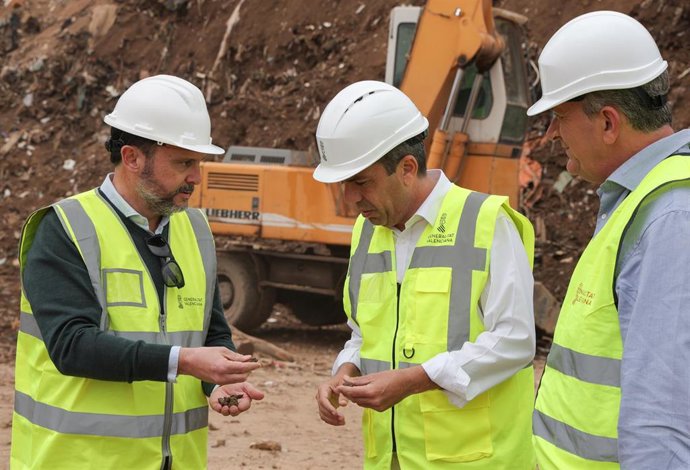 Archivo - Mazón anuncia un plan para ayudar a ayuntamientos en la gestión de escombros generados por la reconstrucción tras dana