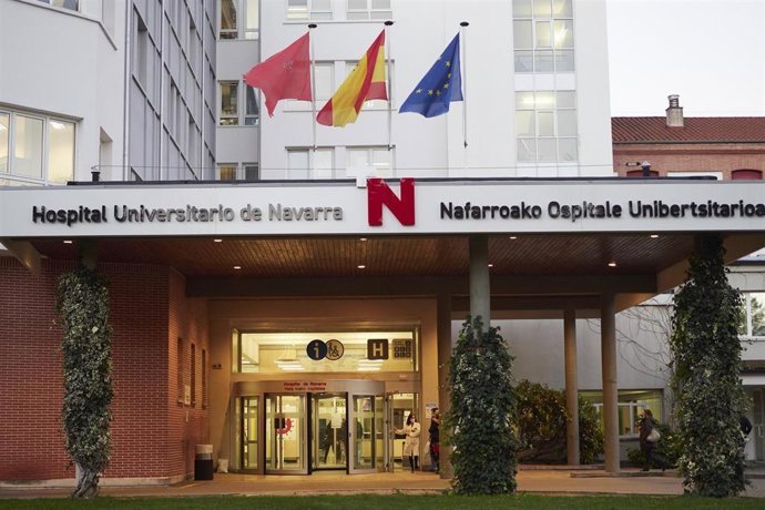 Archivo - Entrada del Hospital Universitario de Navarra