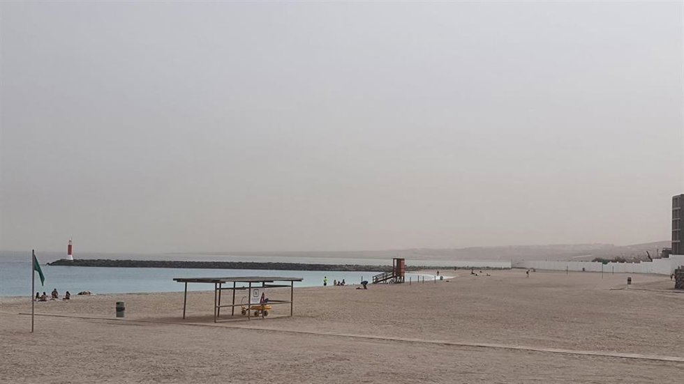 Archivo - Fuerte calima en Puerto del Rosario, capital de la isla canaria de Fuerteventura, el 15 de febrero de 2020. Se espera que el fenómeno se quede varios días en las islas. El polvo en suspensión se extenderá por todo el Archipiélago y durará vari