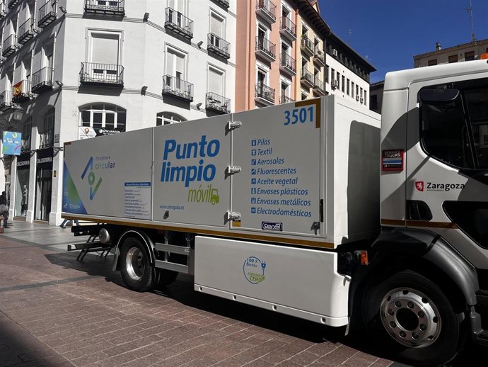 Archivo - Punto limpio móvil de Zaragoza, en la calle Alfonso.