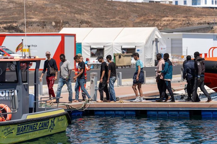 Archivo - Los Servicios de Emergencias reciben a los migrantes en el muelle de Puerto Naos, a 18 de septiembre de 2024, en Arrecife, Lanzarote, Canarias (España). 