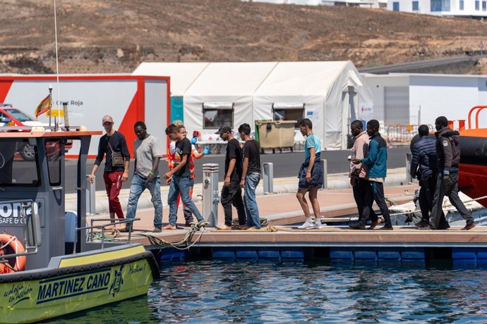 Archivo - Los Servicios de Emergencias reciben a los migrantes en el muelle de Puerto Naos, a 18 de septiembre de 2024, en Arrecife, Lanzarote, Canarias (España). La embarcación de Salvamento ‘Al Nair’ ha llegado a Puerto Naos con 117 migrantes de origen 