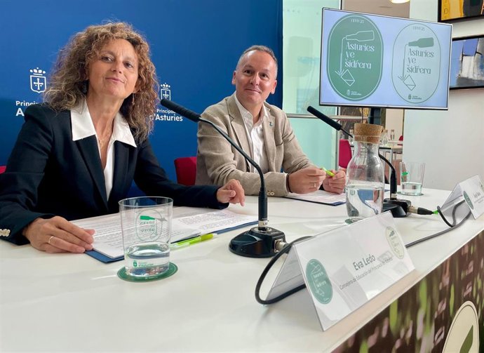 La consejera de Educación, Eva Ledo, y el director general de Formación Profesional, Ángel Balea, durante la rueda de prensa que han ofrecido en la Feria Internacional de Muestras de Asturias (Fidma), en Gijón.