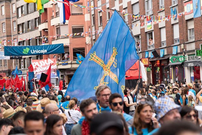 Decenas de personas durante la 87ª edición del Descenso Internacional del Sella 2025, a 9 de agosto de 2025, en Asturias (España). El Descenso Internacional del Sella, también es conocido popularmente ‘Les Piragües’, se celebra de manera anual el primer s