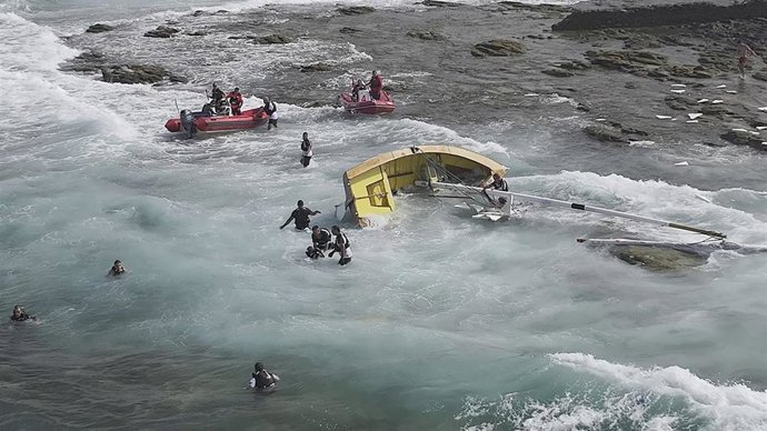Bote de Vela Latina Canaria encallado en Las Palmas de Gran Canaria