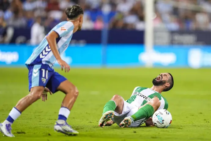 Isco Alarcón, en el momento de su lesión en el partido entre el Real Betis y el Málaga en La Rosaleda