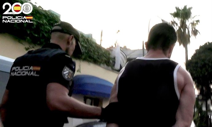 Un detenido por robar en varios establecimientos fracturando el escaparate con una alcantarilla en Palma