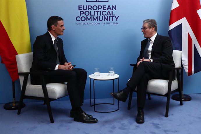 Archivo - El presidente del Gobierno, Pedro Sánchez (i), y el primer ministro de Reino Unido, Keir Starmer (d), conversan a su llegada al Palacio de Blenheim, a 18 de julio de 2024, en Woodstock, Oxfordshire (Reino Unido). El presidente del Gobierno españ