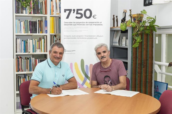 El concejal de Promoción Económica, Proyección Europea, Innovación, Juventud y Cooperación al Desarrollo, Mikel Armendáriz, y el presidente de la Coordinadora, Octavio Romano