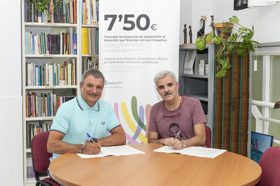 El concejal de Promoción Económica, Proyección Europea, Innovación, Juventud y Cooperación al Desarrollo, Mikel Armendáriz, y el presidente de la Coordinadora, Octavio Romano