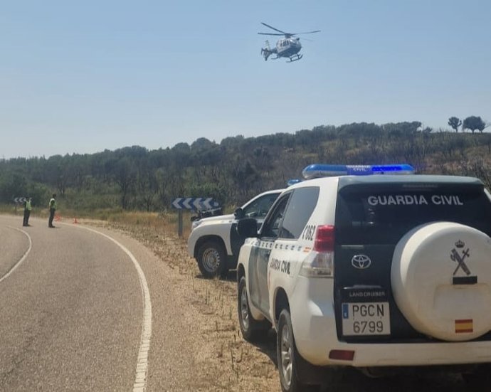 Coches y un helicóptero de la Guardia Civil en la ZA-100, donde se ha localizado el cuerpo sin vida del motorista desaparecido.