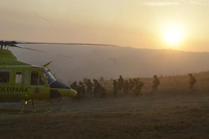 Bombeiros preparam o helicóptero para extinguir o incêndio, 2 de agosto de 2025, em Vilardevós, Ourense, Galícia (Espanha). O incêndio declarado neste sábado, 2 de agosto, no município de Vilardevós, em Ourense, continua ativo e já queimou 570 hectares.