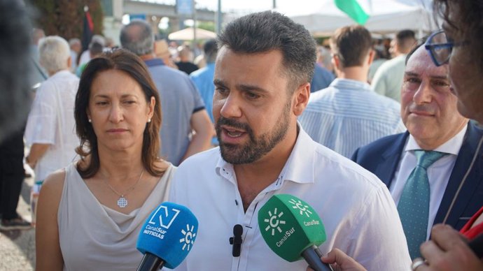 El vicesecretario de Formación del PP-A y diputado autonómico, José Ricardo García, este domingo en declaraciones a los medios en Sevilla.