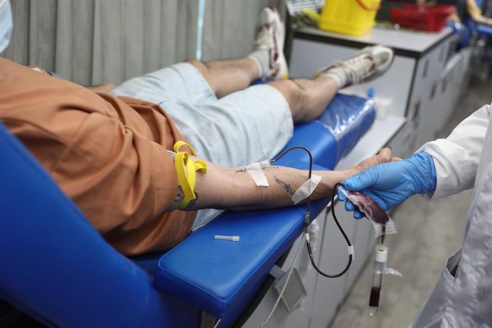 Archivo - Una persona dona sangre.