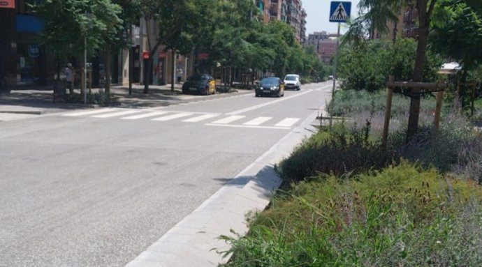 El nou paviment de la calçada central