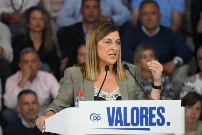 Archivo - La presidente de Cantabria, María José Sáenz de Buruaga