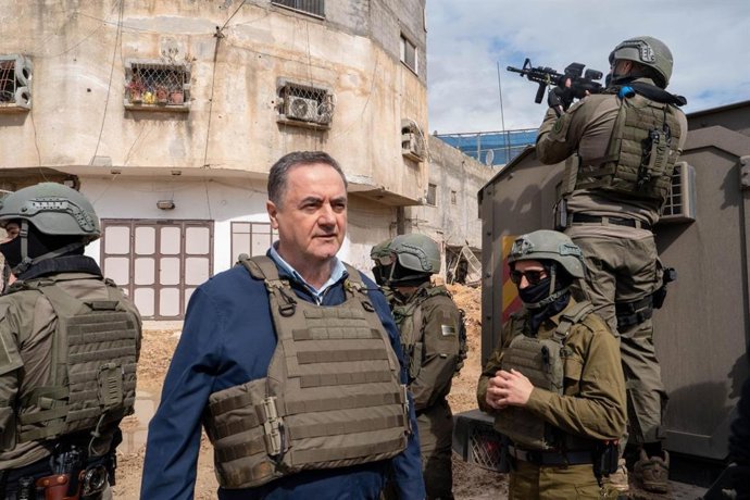 O ministro da Defesa de Israel, Israel Katz, visita as tropas posicionadas em campos de refugiados no norte da Cisjordânia.