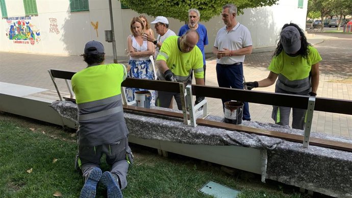 El concejal de Mantenimiento Urbano, Francisco Javier Padorno, y la concelaja de Atención y Participación ciudadana, María del Carmen Angulo, durante la visita a las mejoras en el Polígono del Valle.