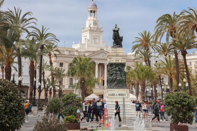 Archivo - Plaza de San Juan de Dios con el Ayuntamiento de Cádiz.