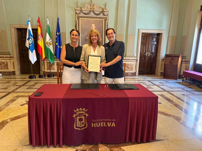 Firma del convenio entre el Ayuntamiento de Huelva y el Teléfono de la Esperanza.