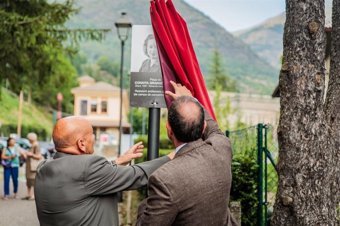 El alcalde y el conseller inaugurando la plaza