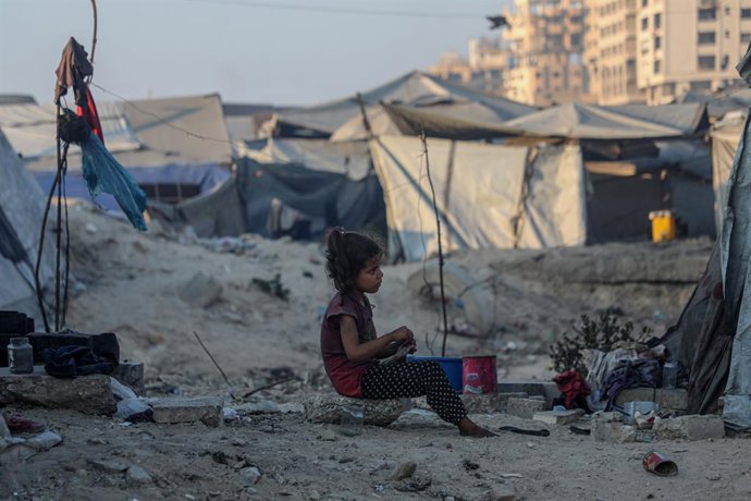 GAZA, 27 de julho de 2025 -- Uma criança palestina deslocada é vista em um abrigo no oeste da Cidade de Gaza em 26 de julho de 2025.