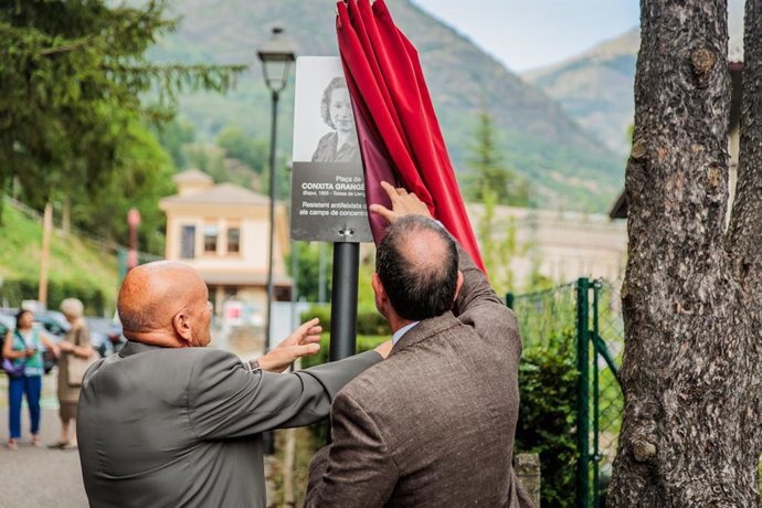 L'alcalde i el conseller inaugurant la plaça