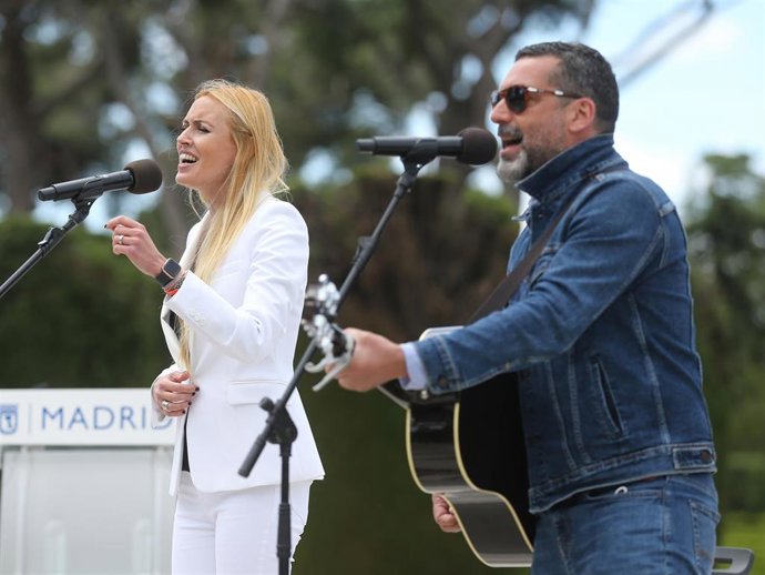 Archivo - (Foto De ARCHIVO) La Cantante Y Actriz, Carolina Cerezuela Y El Guitarrista Jaime Anglada