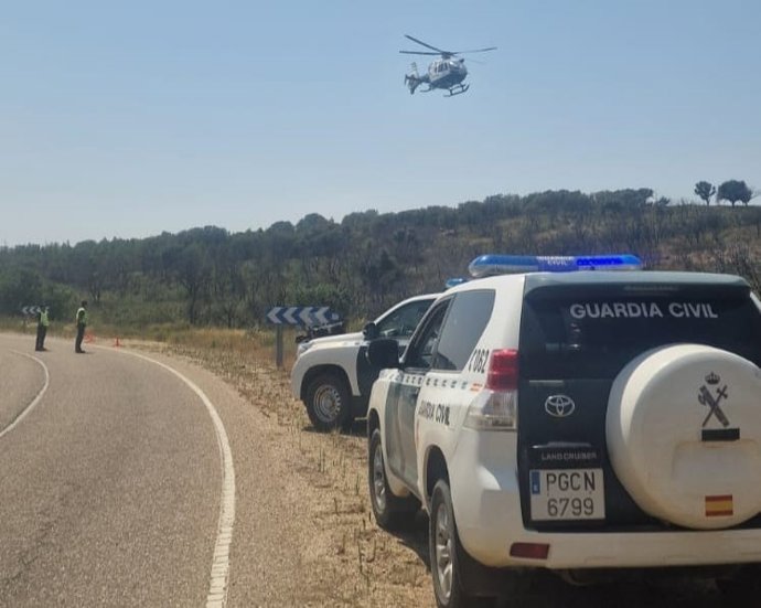 Carros e um helicóptero da Guardia Civil na ZA-100, onde o corpo sem vida do motociclista desaparecido foi localizado.