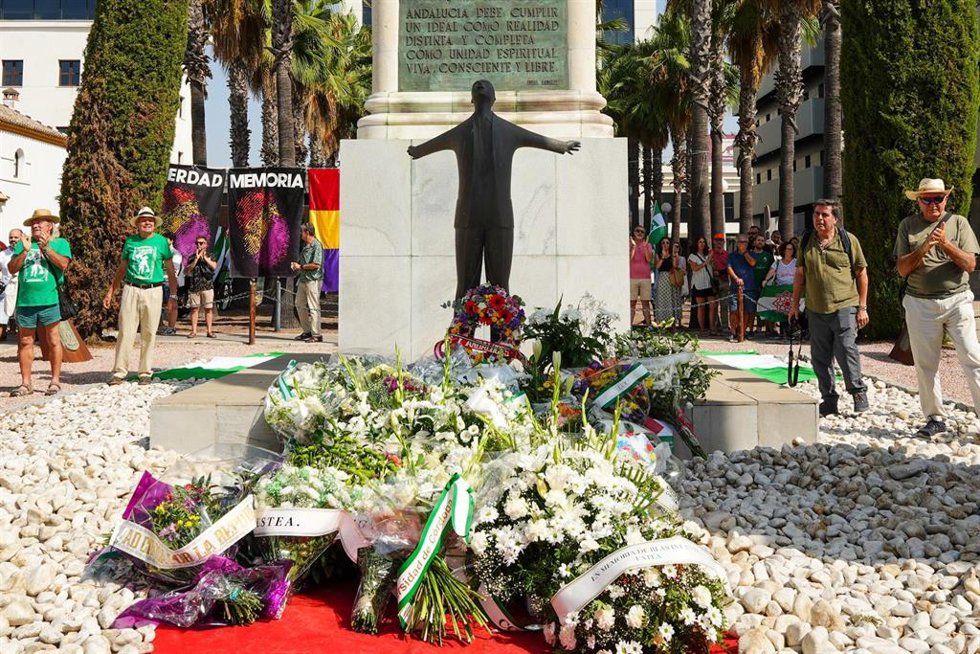 Imagen de este domingo de la ofrenda floral en Sevilla al monumento a Blas Infante en el 89 aniversario de su fusilamiento, que organiza la Fundación Blas Infante.