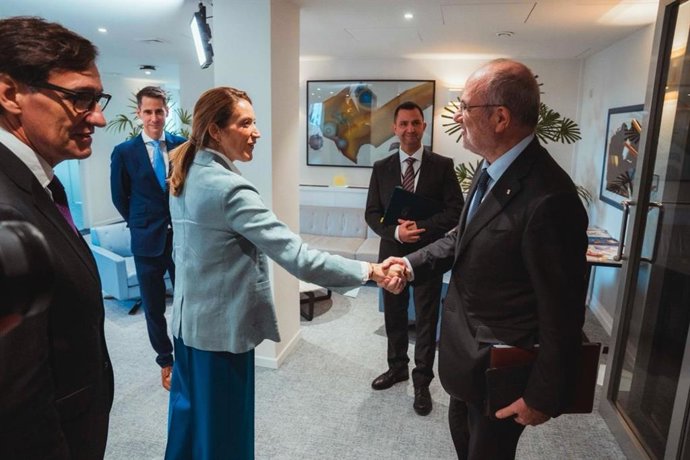 Duch a Brussel·les amb la presidenta del PE, Roberta Metsola, davant del president de la Generalitat