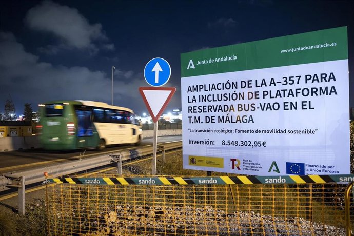 Obras de la ampliación de la A-357 para la inclusión del carril Bus-VAO en Málaga.