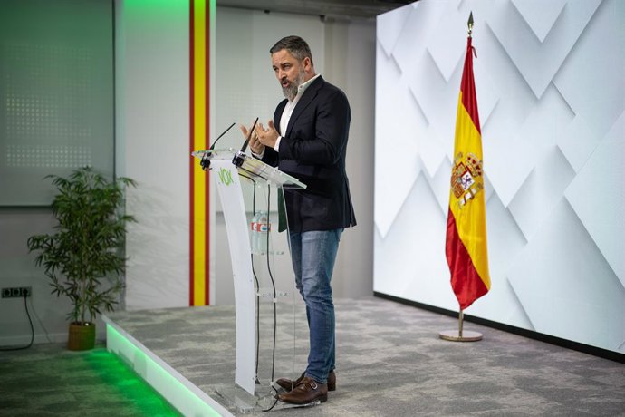 O presidente da VOX, Santiago Abascal, durante uma coletiva de imprensa na sede da VOX em 14 de julho de 2025 em Madri (Espanha). Durante a coletiva de imprensa, Abascal relatou as altercações das últimas noites em Torre-Pacheco (Murcia) que ocorreram na 