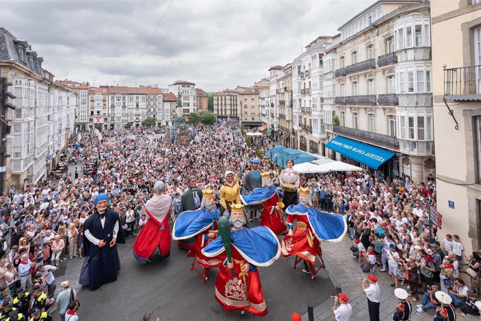 Decenas de personas durante las comparsas de gigantes y cabezudos durante las fiestas de La Blanca 2025, a 5 de agosto de 2025, en Vitoria-Gasteiz.