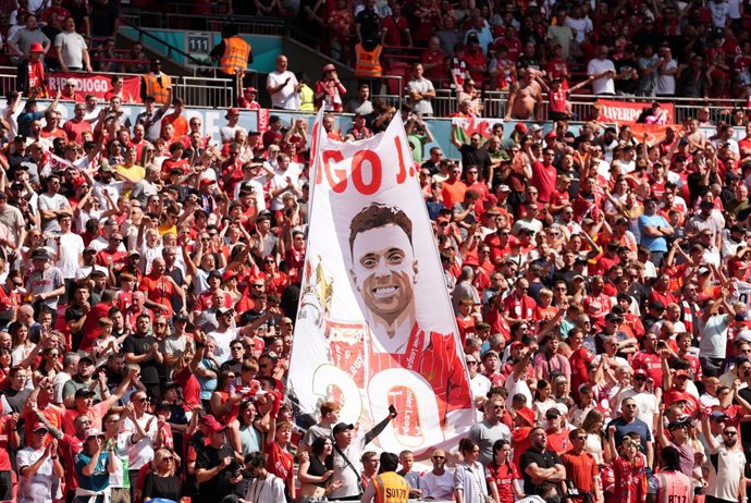 10 August 2025, United Kingdom, Sunderland: Liverpool fans hold up a banner in tribute to the late Diogo Jota ahead of the English FA Community Shield soccer match between Liverpool and Crystal Palace at Wembley Stadium. Photo: Adam Davy/PA Wire/dpa