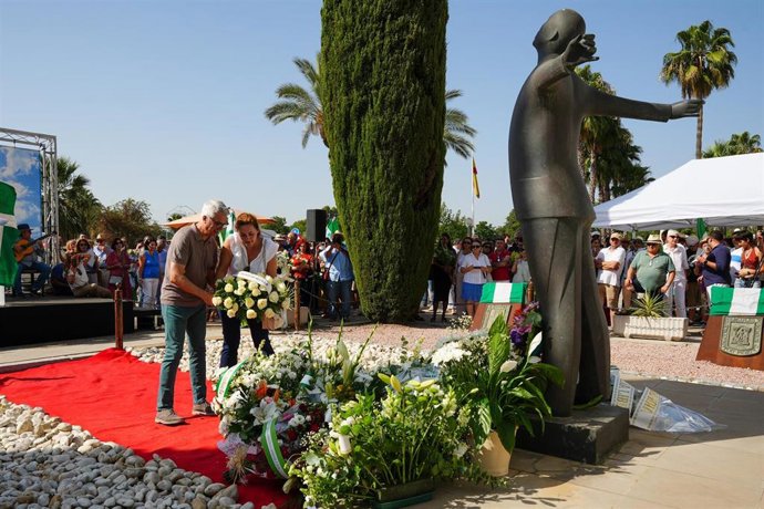 El coordinador de Memoria, Manuel Lay, y la diputada provincial y alcaldesa de Aznalcázar (Sevilla), Manuela Cabello, este domingo en la ofrenda floral en el monumento por el fusilamiento de Blas Infante. 