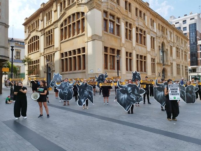 Performance antitaurina celebrada en Gijón.