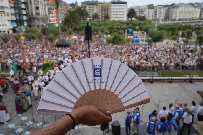 Una persona muestra un abanico en las fiestas de San Sebastián, en los jardines de Alderdi Eder.