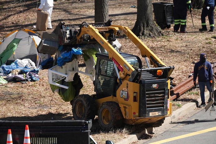 Archivo - 7 de março de 2025, Washington, Distrito de Colúmbia, EUA: Polícia de D.C. e funcionários do Departamento de Obras Públicas removem um acampamento de sem-teto próximo ao Departamento de Estado 48 horas depois que o presidente Donald Trump reclam