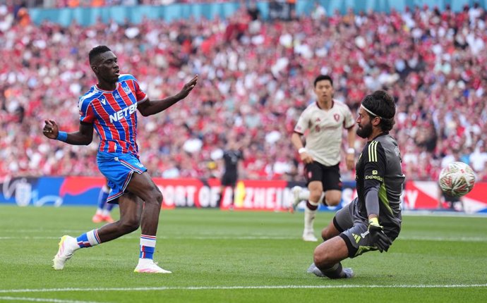 10 August 2025, United Kingdom, Sunderland: Crystal Palace's Ismaila Sarr (L) scores his side's second goal during the English FA Community Shield soccer match between Liverpool and Crystal Palace at Wembley Stadium. Photo: John Walton/PA Wire/dpa