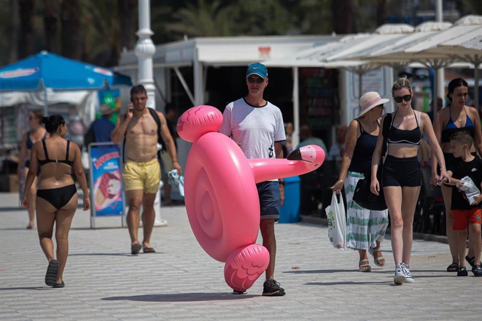 Un hombre sujeta una colchoneta, a 5 de agosto de 2025, en Vigo, Pontevedra, Galicia (España).