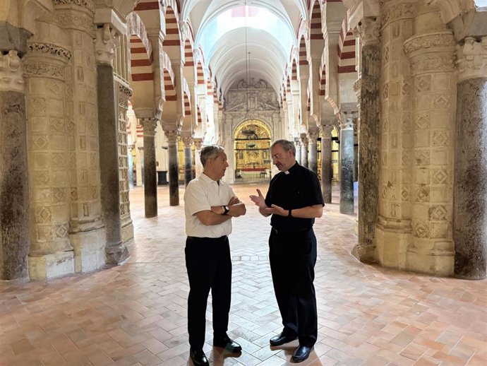 El presidente de la Diputación de Córdoba, Salvador Fuentes, y el deán de la Catedral, Joaquín Alberto Nieva, este domingo durante la visita a la Mezquita.